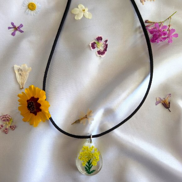 Tear Drop Shaped Beautiful Hand Made Yellow Firework Dried Flower Resin Necklace - Picture 3 of 3